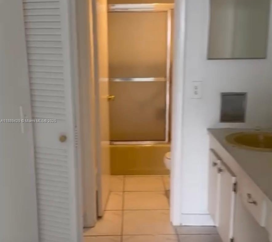 885
